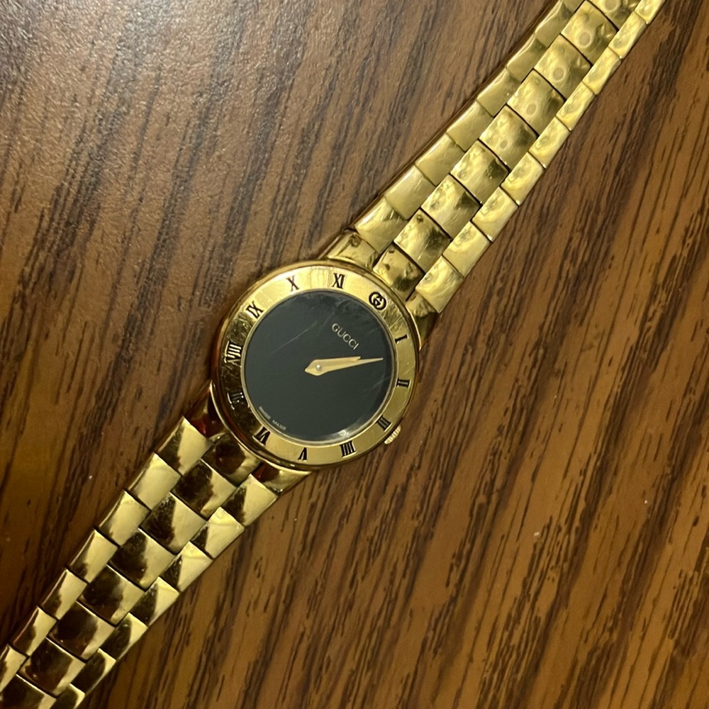 Vintage ladies Gucci watch number 3300.2.L, Swiss made
